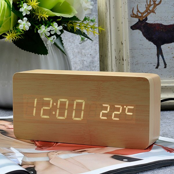 Digitální budík v dřevěném designu