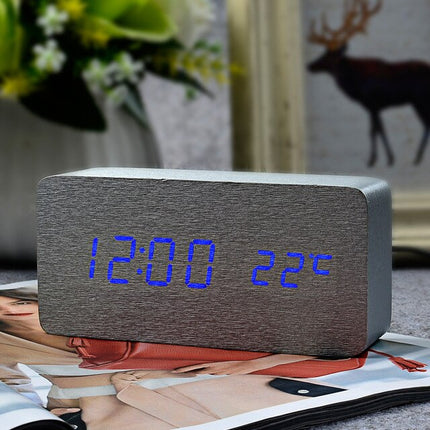 Digitální budík v dřevěném designu