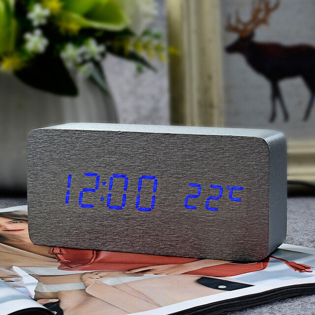 Digitální budík v dřevěném designu