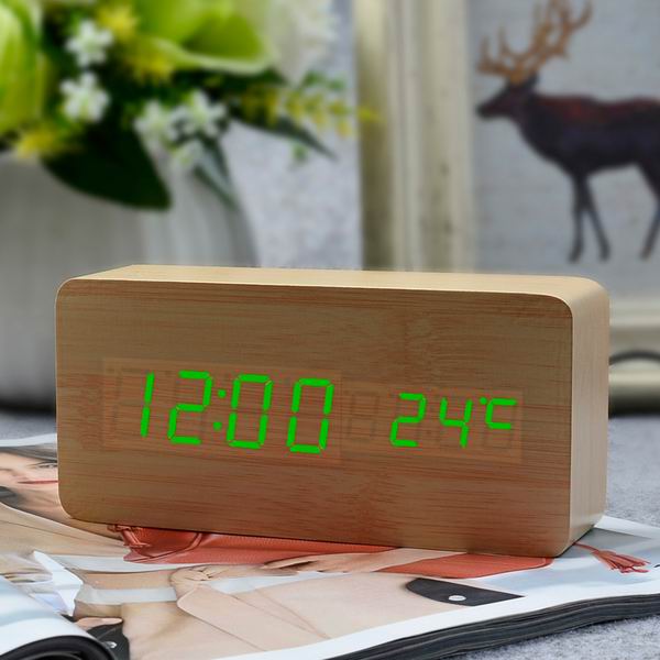 Digitální budík v dřevěném designu