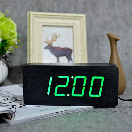 Moderní LED budík v imitaci dřeva