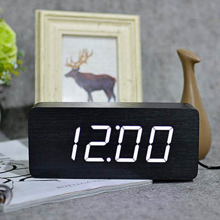 Moderní LED budík v imitaci dřeva