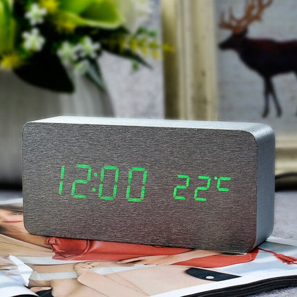 Digitální budík v dřevěném designu