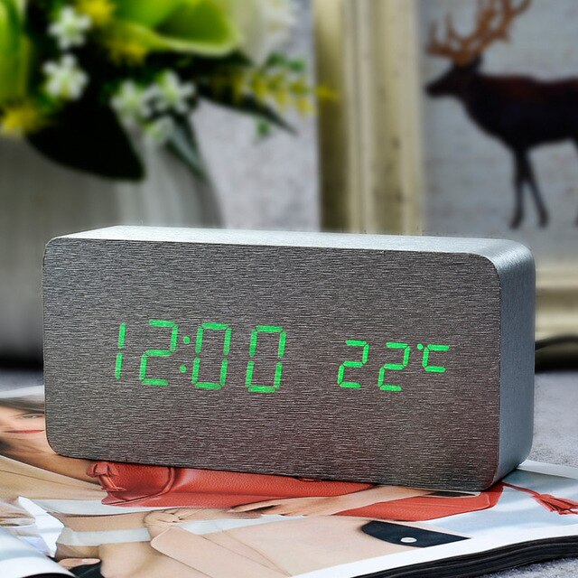 Digitální budík v dřevěném designu