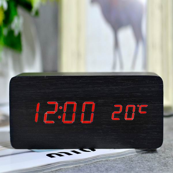 Digitální budík v dřevěném designu