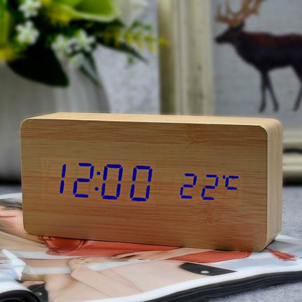 Digitální budík v dřevěném designu