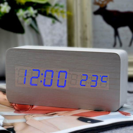 Digitální budík v dřevěném designu