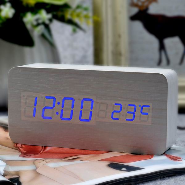 Digitální budík v dřevěném designu