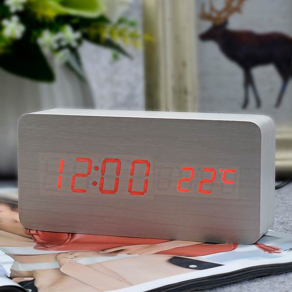Digitální budík v dřevěném designu