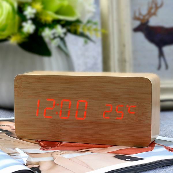 Digitální budík v dřevěném designu