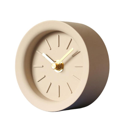 Moderní minimalistické stolní hodiny z betonu