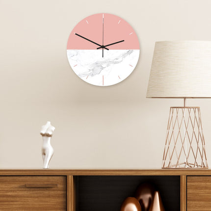 Moderní hodiny s mramorovým designem