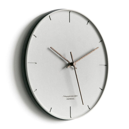 Minimalistické šedé nástěnné hodiny z betonu
