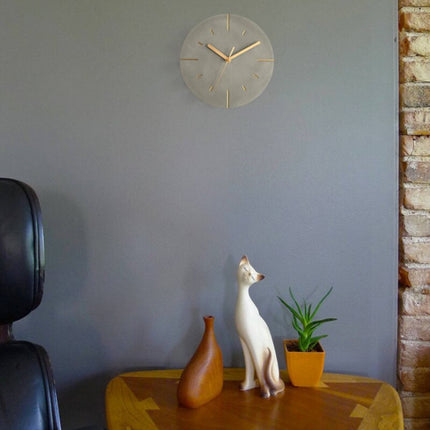 Kulaté šedé hodiny v minimalistickém stylu