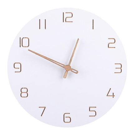 Minimalistické bílé dřevěné hodiny s čísly
