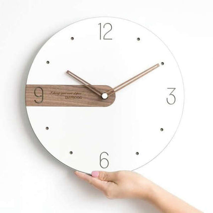 Minimalistické hodiny s dřevěným prvkem