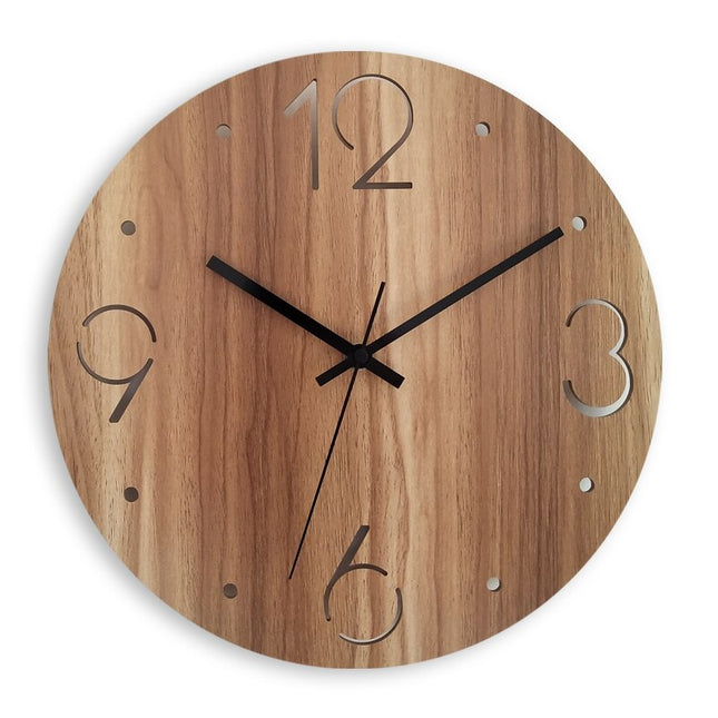 Jednoduché žluté nástěnné hodiny na zeď