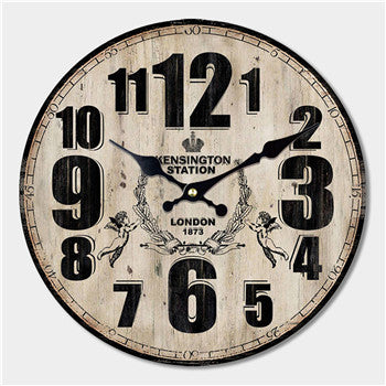 Klasické dřevěné hodiny v retro designu