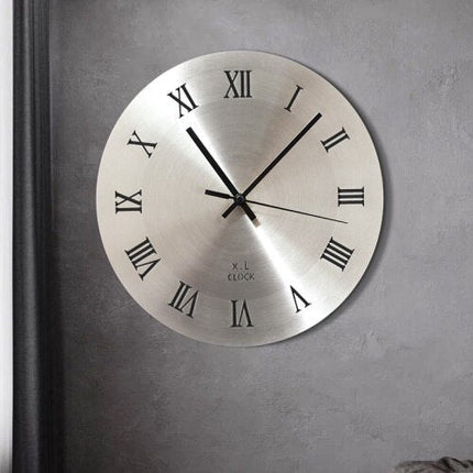 Minimalistické nástěnné hodiny z broušeného kovu