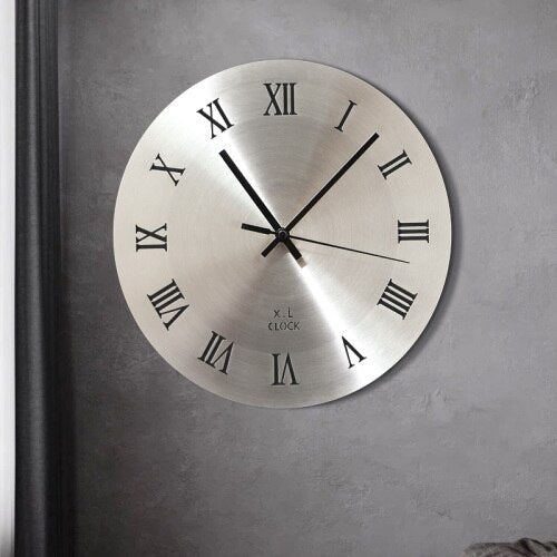 Minimalistické nástěnné hodiny z broušeného kovu