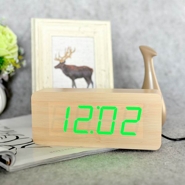 Moderní LED budík v imitaci dřeva