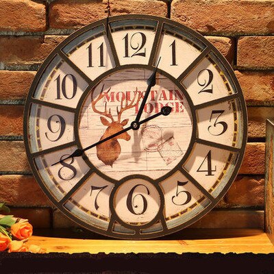 Vintage nástěnné hodiny s motýlem