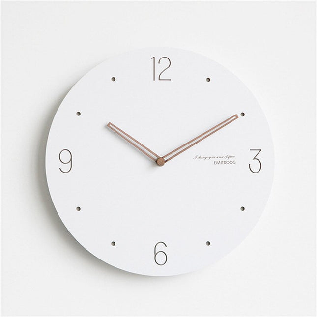 Bílé minimalistické skandinávské hodiny