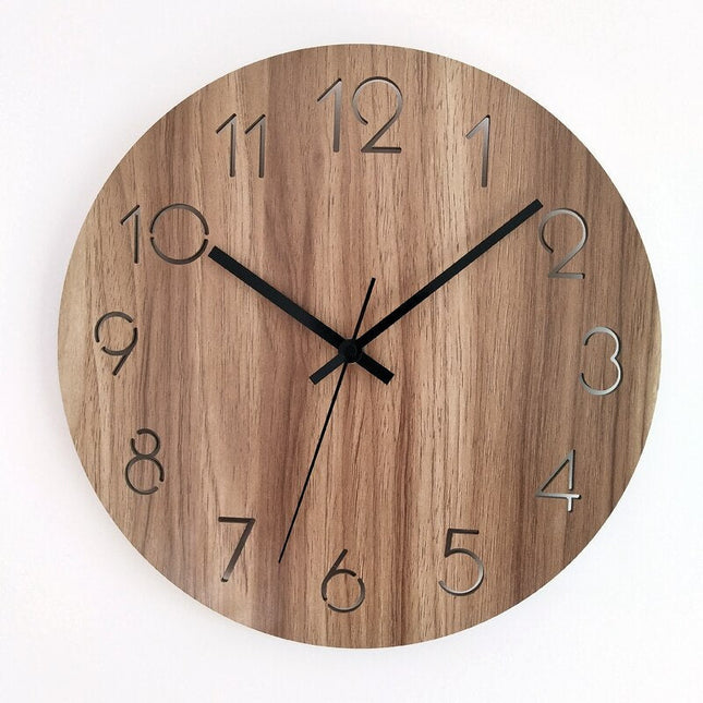 Jednoduché žluté nástěnné hodiny na zeď