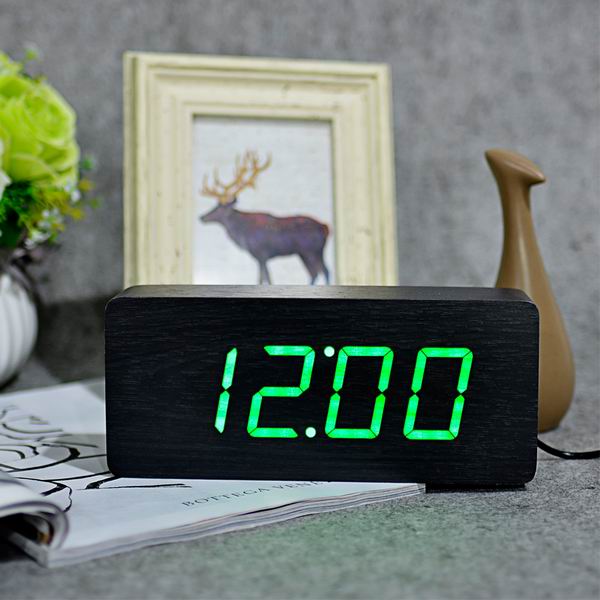Moderní LED budík v imitaci dřeva