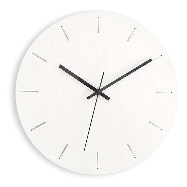 Jednoduché žluté nástěnné hodiny na zeď