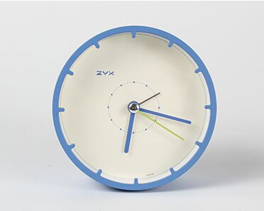 Minimalistické kulaté stolní hodiny bez číslic