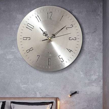 Minimalistické nástěnné hodiny z broušeného kovu