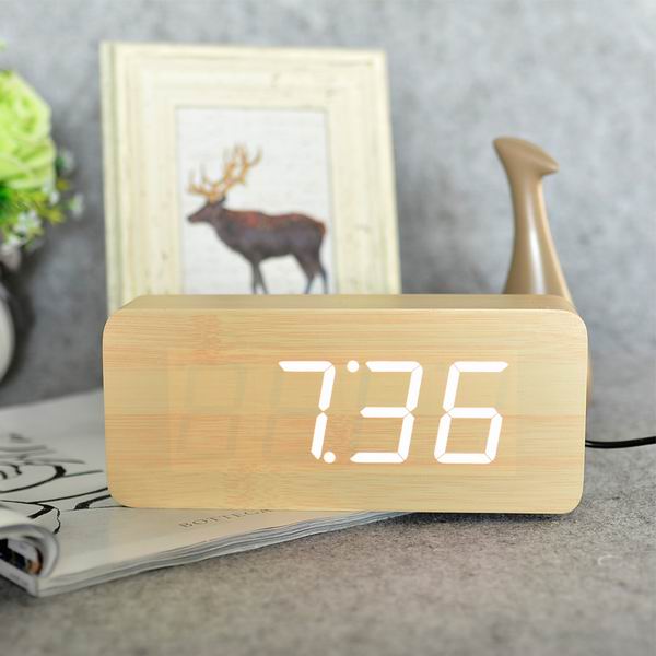 Moderní LED budík v imitaci dřeva