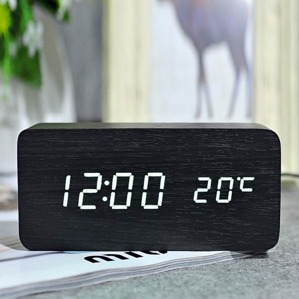 Digitální budík v dřevěném designu