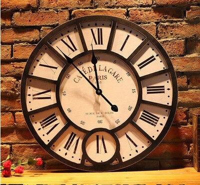 Vintage nástěnné hodiny s motýlem