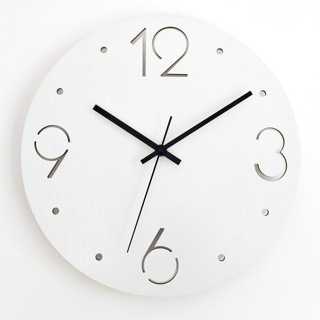 Jednoduché žluté nástěnné hodiny na zeď