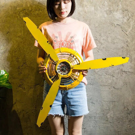 Retro hodiny ve stylu letecké vrtule