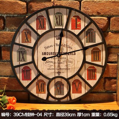 Vintage nástěnné hodiny s motýlem