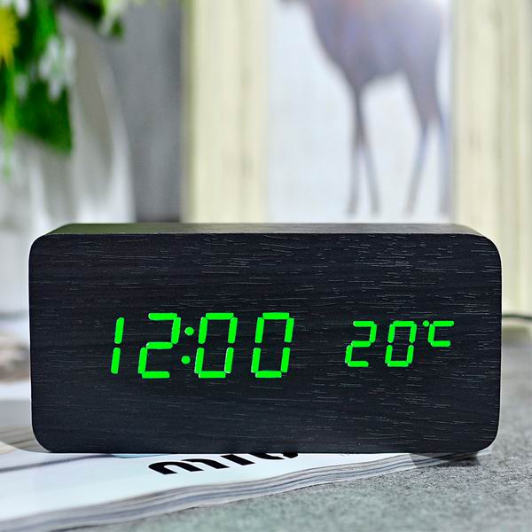 Digitální budík v dřevěném designu