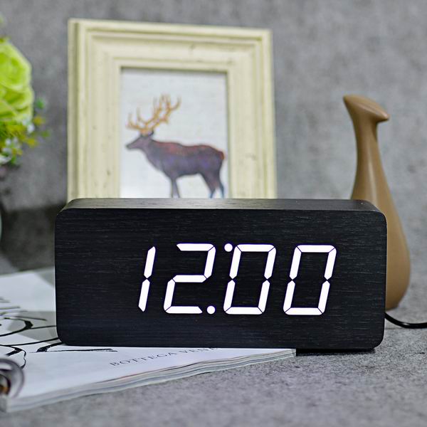 Moderní LED budík v imitaci dřeva