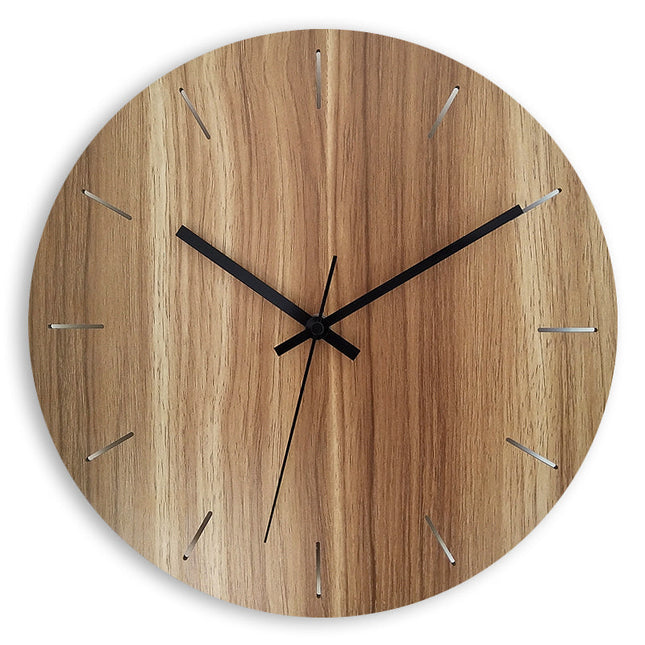 Jednoduché žluté nástěnné hodiny na zeď