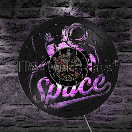 Vesmírné hodiny z vinylové desky kosmonaut