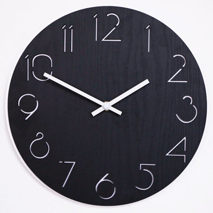 Dřevěné nástěnné hodiny s vyřezanými čísly