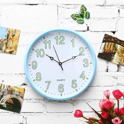 Růžové nástěnné hodiny svítící ve tmě