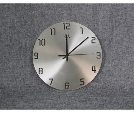 Minimalistické nástěnné hodiny z broušeného kovu