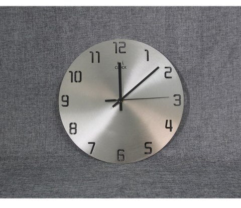 Minimalistické nástěnné hodiny z broušeného kovu