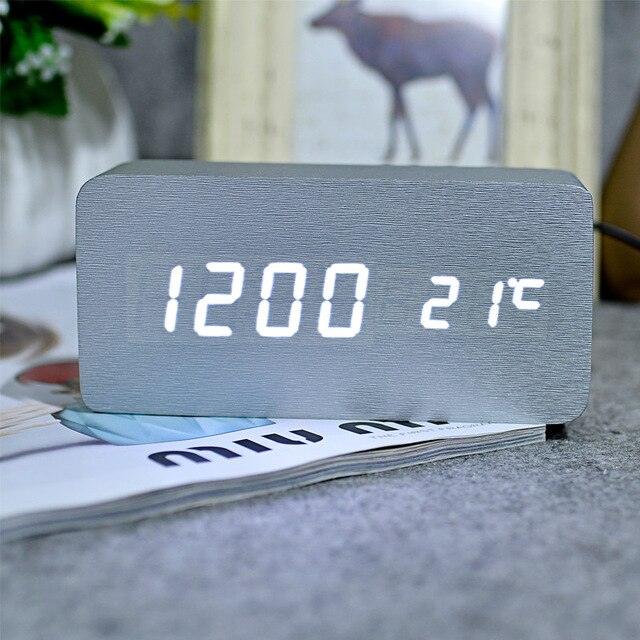 Digitální budík v dřevěném designu