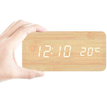 Digitální budík v designu dřeva