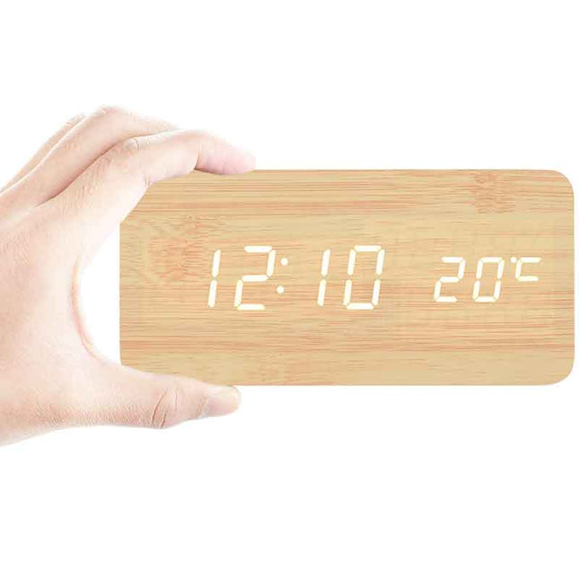 Digitální budík v designu dřeva