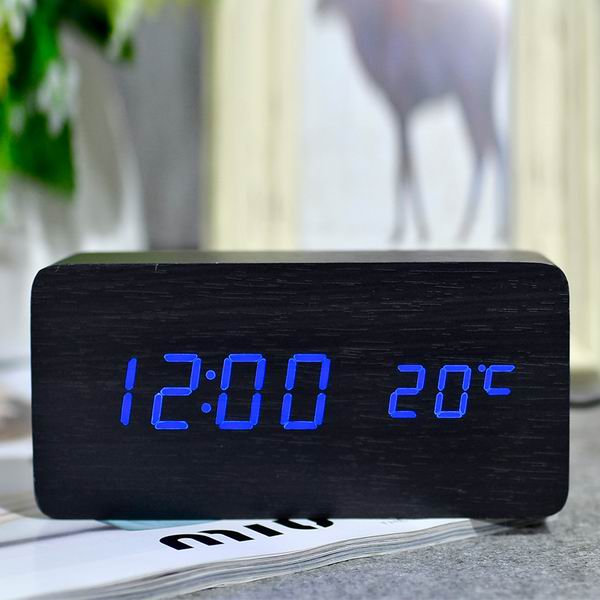 Digitální budík v dřevěném designu
